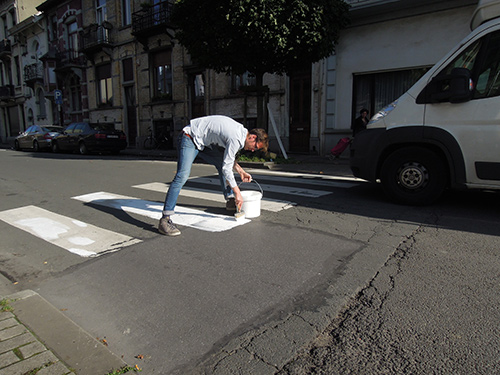 9. Oct Harmen de Hoop RESTORING #1 I restore a pedestrian crossing with everyday household paint. (Performed in Den Haag, 2007.)